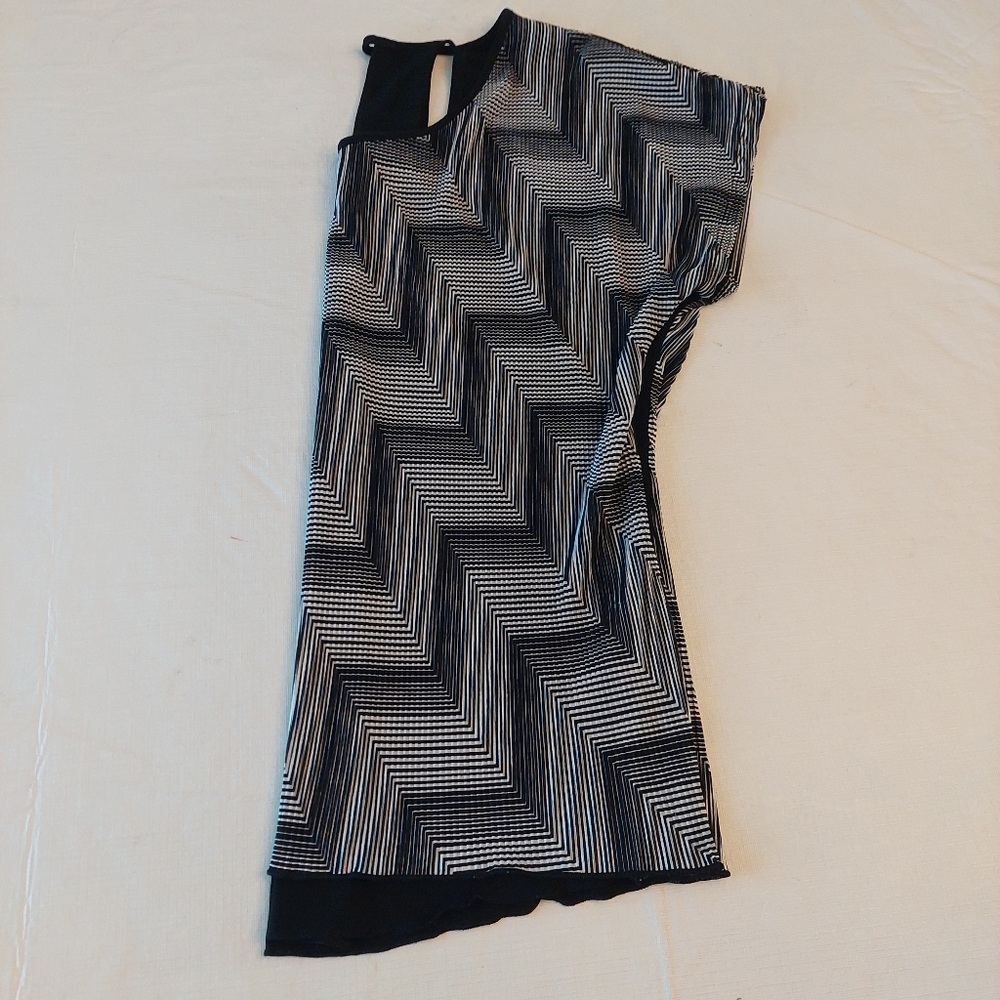 Dressbarn Black White Chevron Pattern Blouse Open Back Business Casual Size PM - Picture 10 of 10